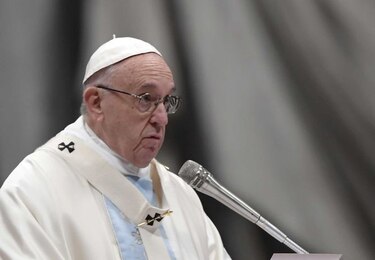Papa Francisco abierto a la posibilidad de ordenar a hombres casados