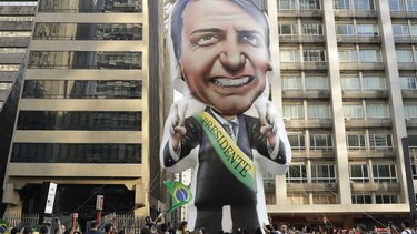 Candidato brasileño Bolsonaro retorna a cuidados intensivos