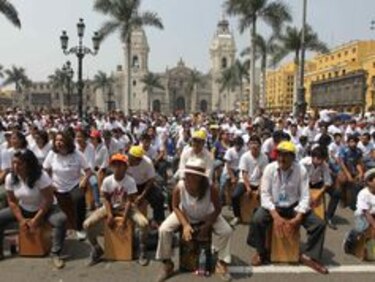 Festival del Cajón Peruano arranca con multitudinaria 'cajoneada' en Lima