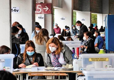 Miles chilenos votan en el plebiscito pese a la pandemia 