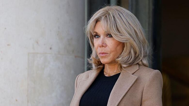 Emmanuel y Brigitte Macron demandan a la influencer Candace Owens en EUA por afirmar que la primera dama francesa nació siendo hombre
