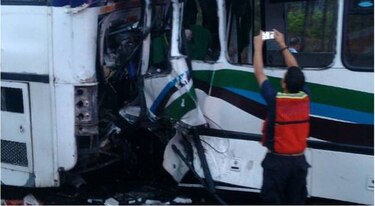 Se estrellan dos autobuses con trabajadores públicos que iban a marcha en Venezuela; 12 muertos y 37 heridos