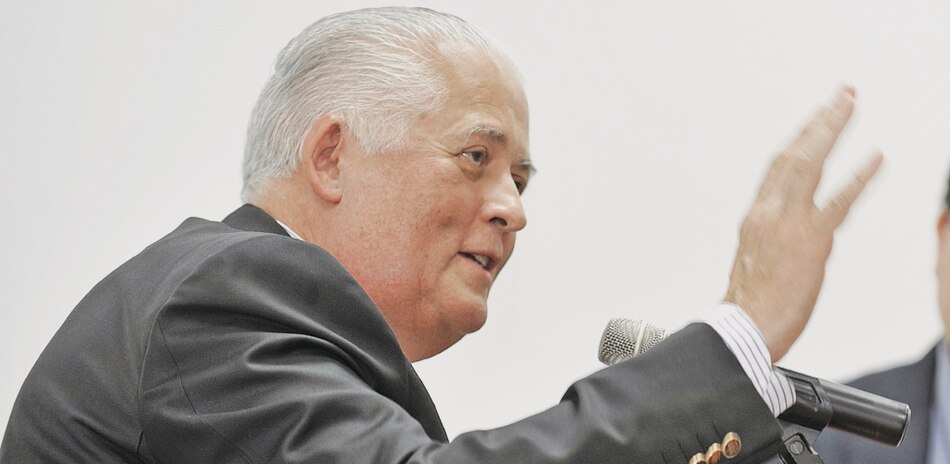 Vacunación VIP para Pérez Balladares y su familia