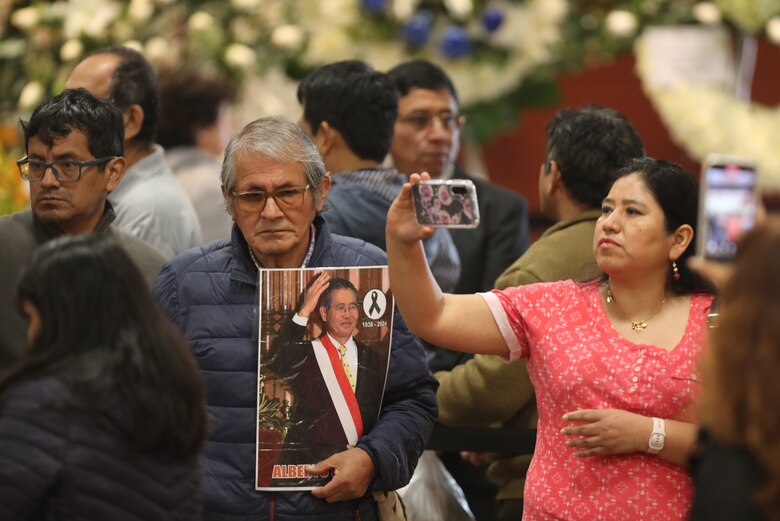 Miles de personas acuden al velorio de Alberto Fujimori en segundo día de honras fúnebres