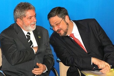 Exministro es acusado de recibir coimas de Odebrecht