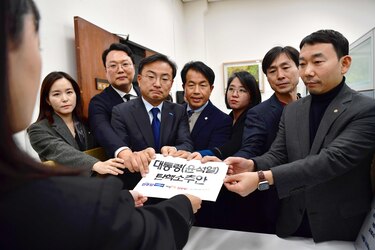 Aumenta la presión en Corea del Sur contra Yoon para destituirle tras su fugaz ley marcial