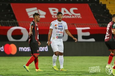 Dos victorias y dos derrotas para los cuatro panameños en la liga costarricense