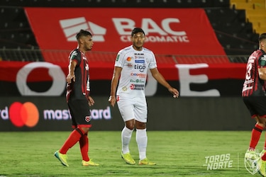Dos victorias y dos derrotas para los cuatro panameños en la liga costarricense