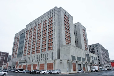 Un vistazo a la prisión federal de Brooklyn