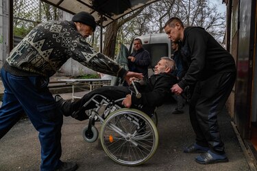 Los ancianos, los grandes olvidados de la guerra en Ucrania