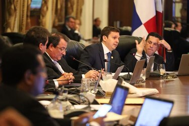 Aprueban propuesta para penalizar ingreso de armas y celulares en centros penitenciarios