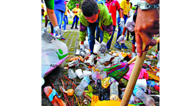 Niños realizan jornada de limpieza en la cinta costera