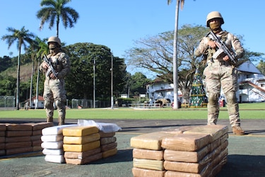 Decomisan 157 paquetes de droga en dos contenedores