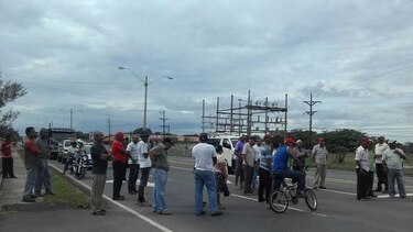 Cebolleros de Natá protestan en la carretera Interamericana
