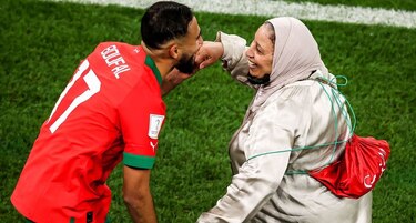 ‘La veía salir a las 6:00 a.m a trabajar’, el futbolista marroquí que bailó con su mamá en el Mundial