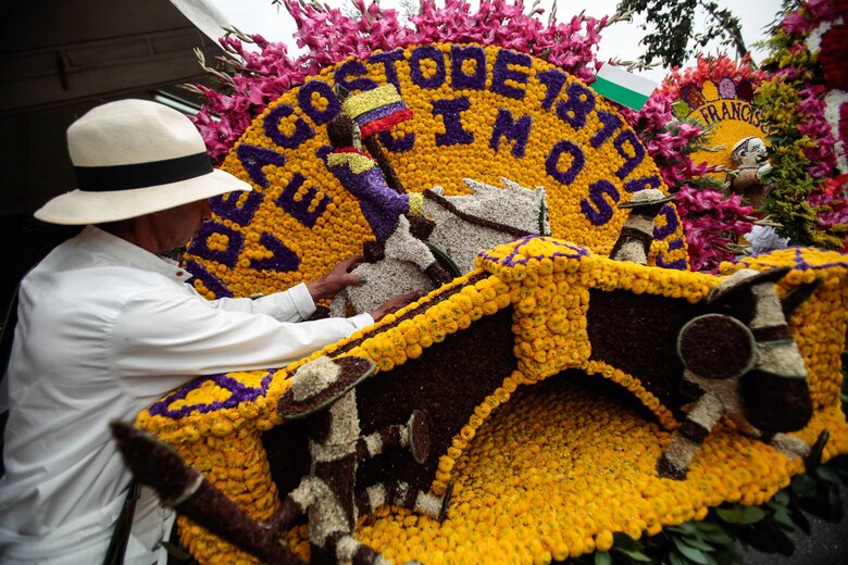 Tradicional desfile de 'silleteros' cierra Feria de Flores de Medellín