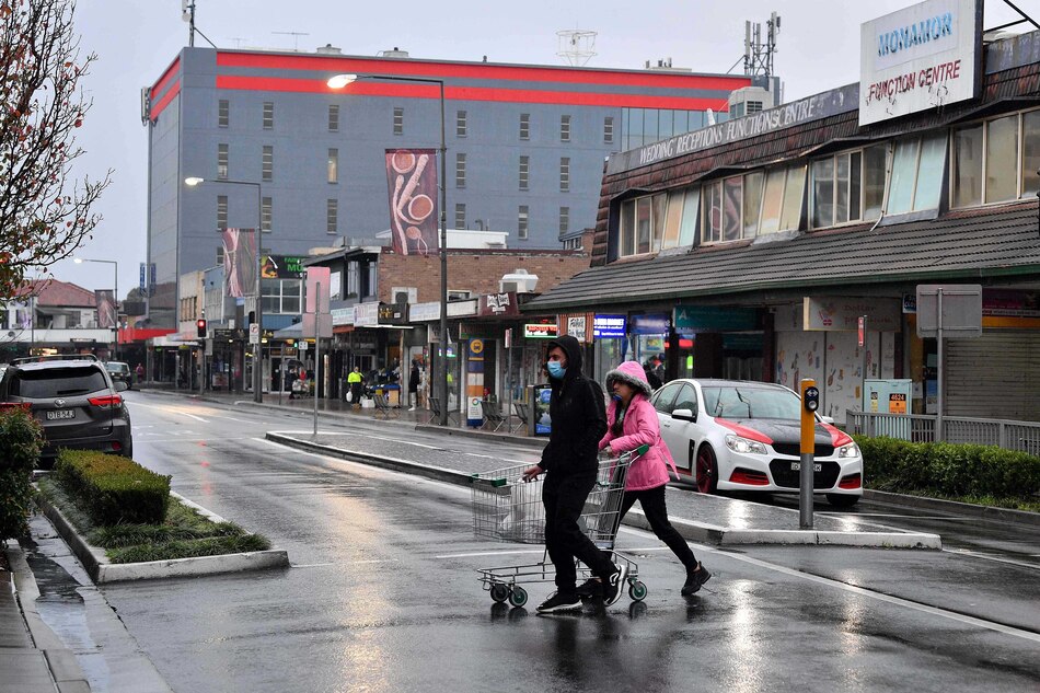 Variante Delta del coronavirus dispara contagios y obliga a reinstaurar restricciones