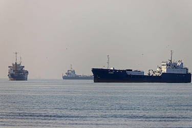 Crisis en Ormuz deja 400 buques y 6 mil marineros varados; OMI pide restablecer la navegación