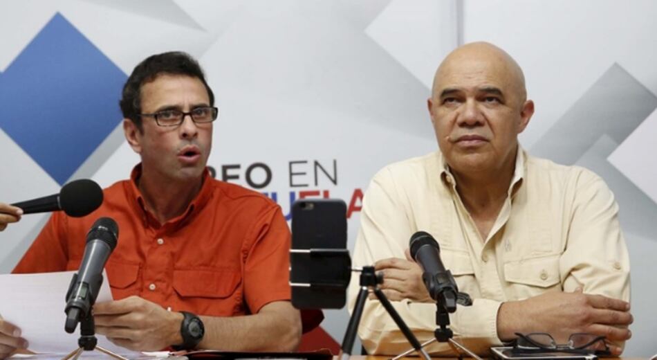 Prohíben salida de Venezuela a Capriles, Torrealba y a otros opositores