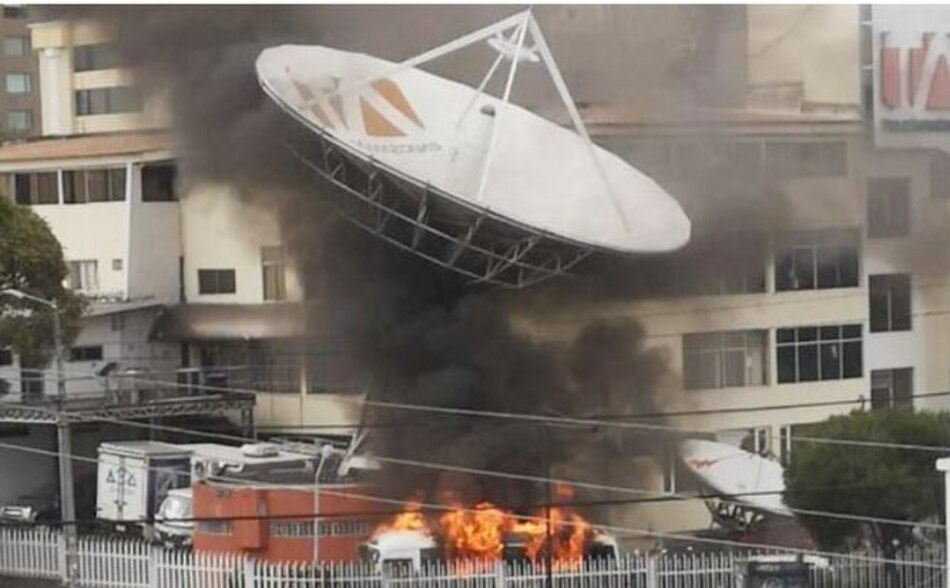 Manifestantes atacan televisora y periódico en Quito