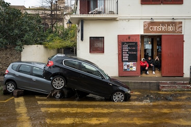 La lluvia arrastra una treintena de vehículos en Girona, España
