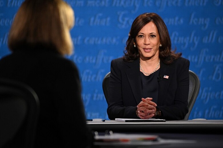 Mike Pence y Kamala Harris se enfrentan en un debate, con el contagio de Trump presente