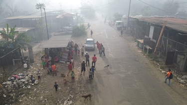 33 personas atendidas por incendio en el vertedero; más de 40 descargas del ‘Bambi Bucket’ en cerro Patacón