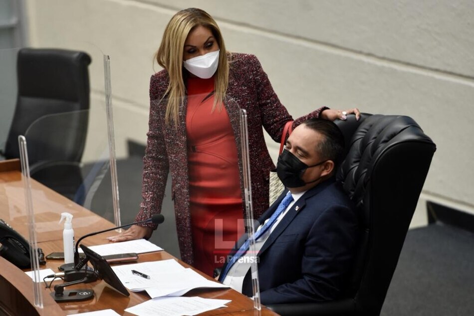 Marcos Castillero asegura que sus parientes vacunados cumplen el protocolo; el Minsa calla