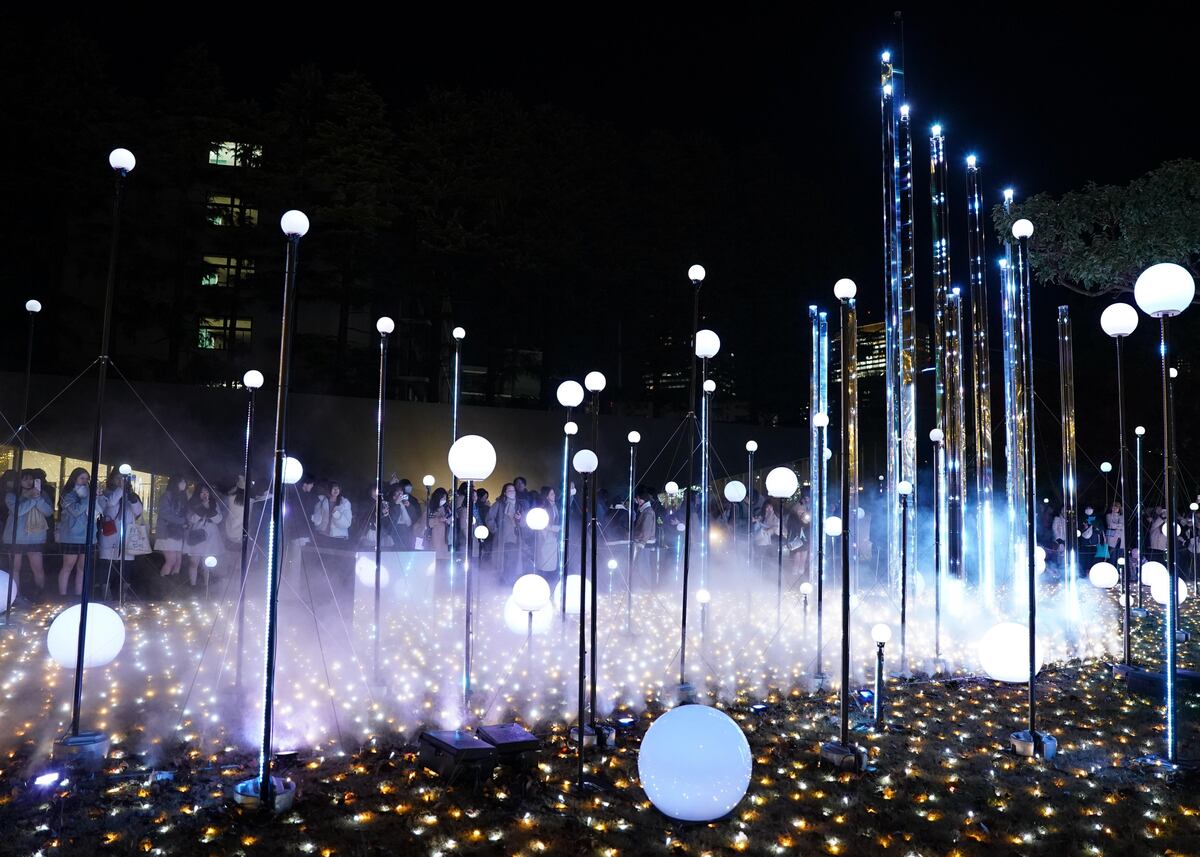 Las luces del conjunto en las iluminaciones 'Midtown Christmas' en Tokio, Japón. EFE
