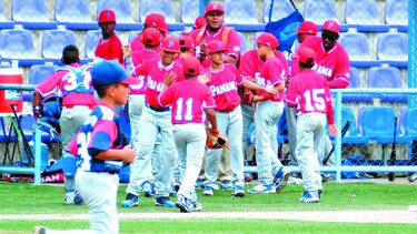 Panamá gana en su debut
