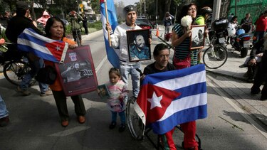 Seguidores de Fidel Castro en México le rinden tributo en las calles