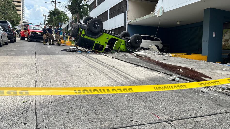 Vehículo cae de un primer piso cerca de la 12 de Octubre; el conductor fue rescatado