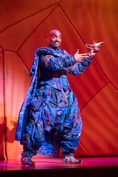Panameño David Comrie interpreta al Genio en ‘Aladdín’, musical que se presenta en Madrid