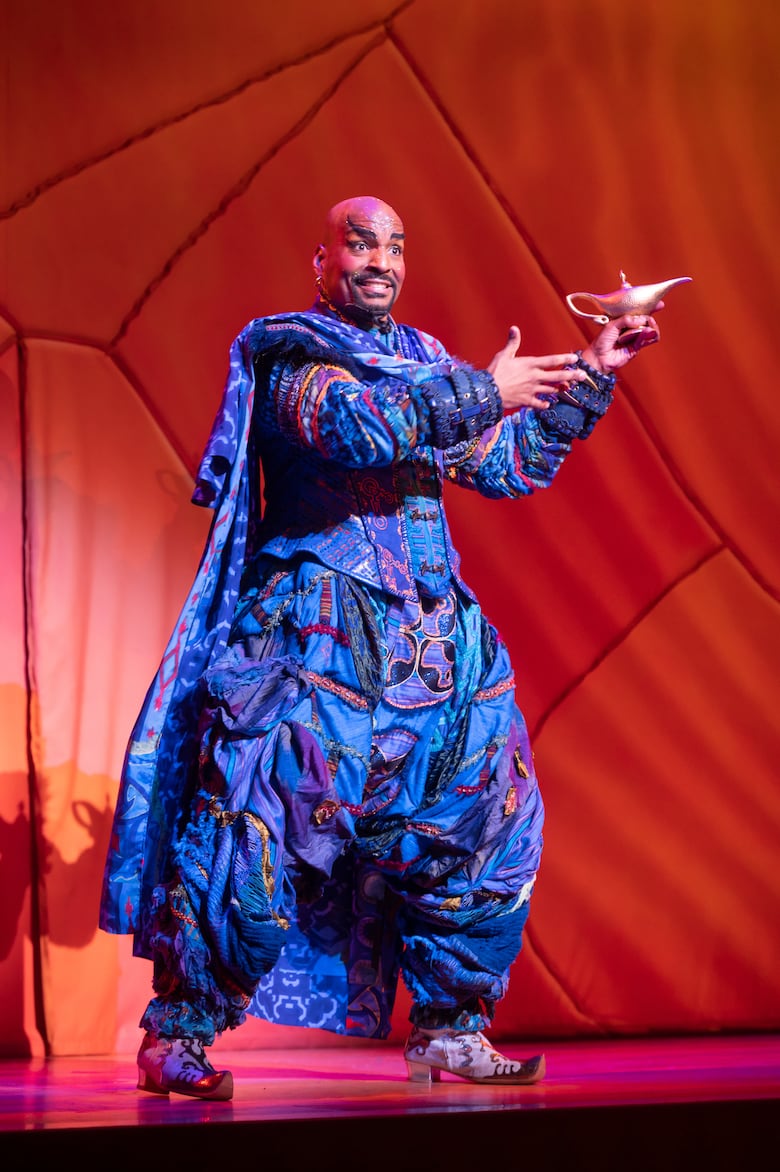 Panameño David Comrie interpreta al Genio en ‘Aladdín’, musical que se presenta en Madrid