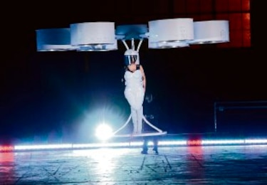 Lady Gaga desvela vestido volador en fiesta de ´Artpop´