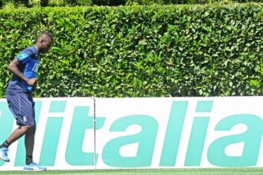 Balotelli recibe insultos racistas en un entrenamiento con selección italiana