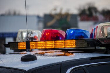 Detienen a un hombre por supuestamente intentar ahogar en el mar a sus dos hijos en Estados Unidos