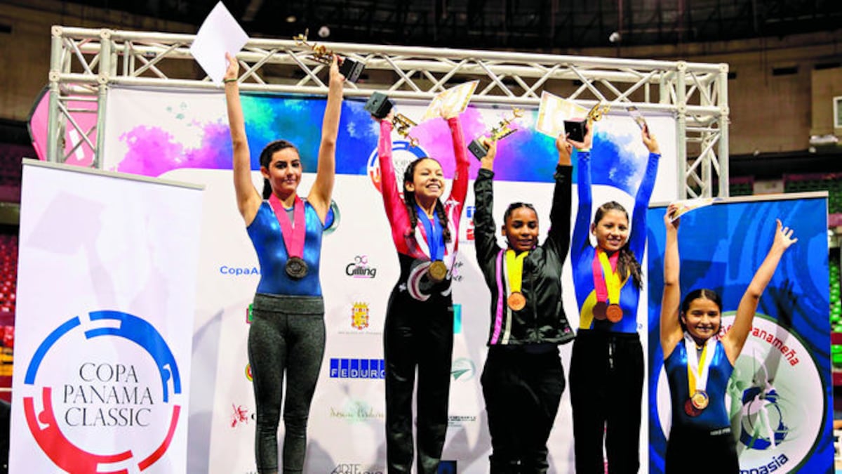 Didi Castillo (Cen.), del Club Marbella, se llevó el primer lugar, mientras que Hellen Striem, de No Limits (Izq.), quedó segunda, y