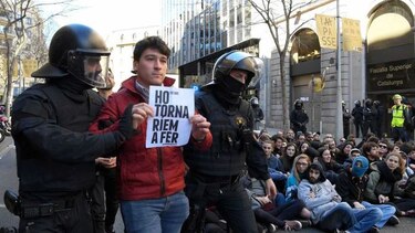 España: protestas en inicio de juicio a 12 independentistas