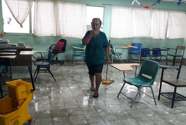 Aguacero causa inundaciones en dos planteles de La Villa de Los Santos