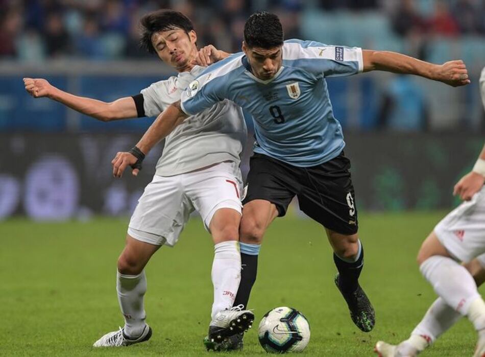 Uruguay salva un empate ante Japón en Copa América