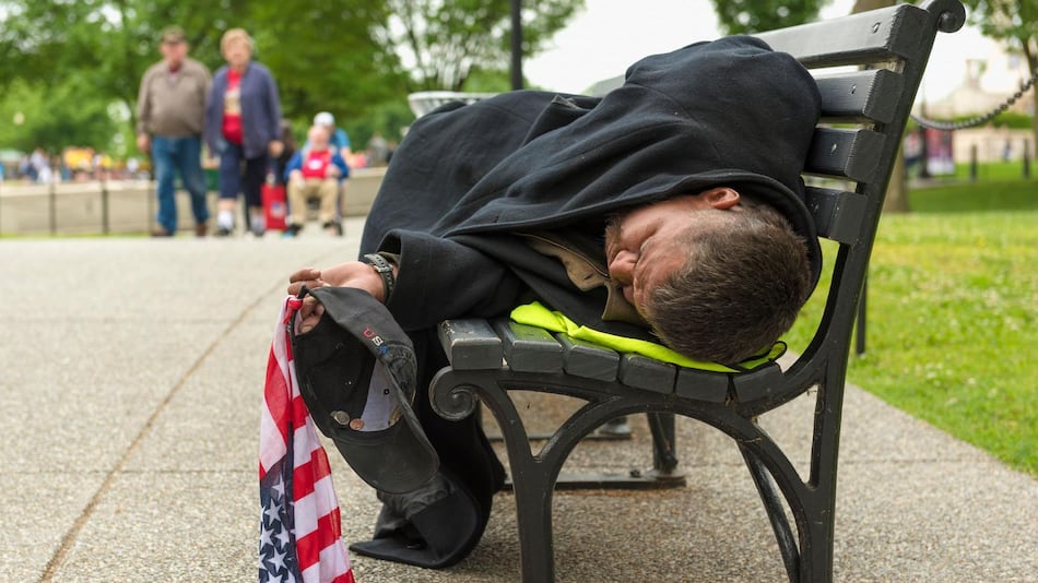 Por qué en Estados Unidos, el país más rico del mundo, no para de aumentar el número de personas sin hogar