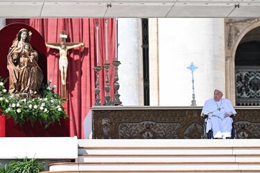 El papa Francisco vuelve ante los fieles por sorpresa en medio de su larga convalecencia