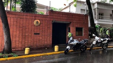 Personas no identificadas lanzan bombas molotov contra Embajada de España en Caracas