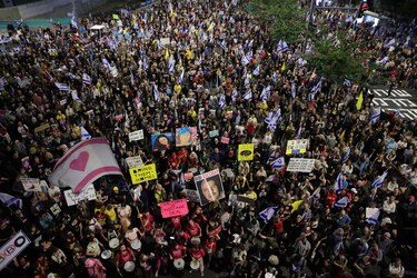 Decenas de israelíes exigen frente a las casas de miembros del Gobierno liberación de rehenes