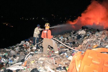 Bomberos siguen intentando controlar el incendio en cerro Patacón