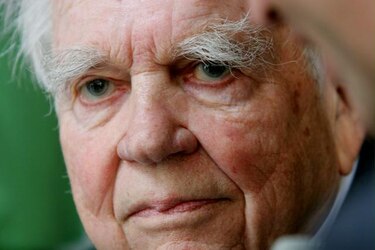 Andy Rooney, célebre comentarista de CBS, fallece a los 92 años