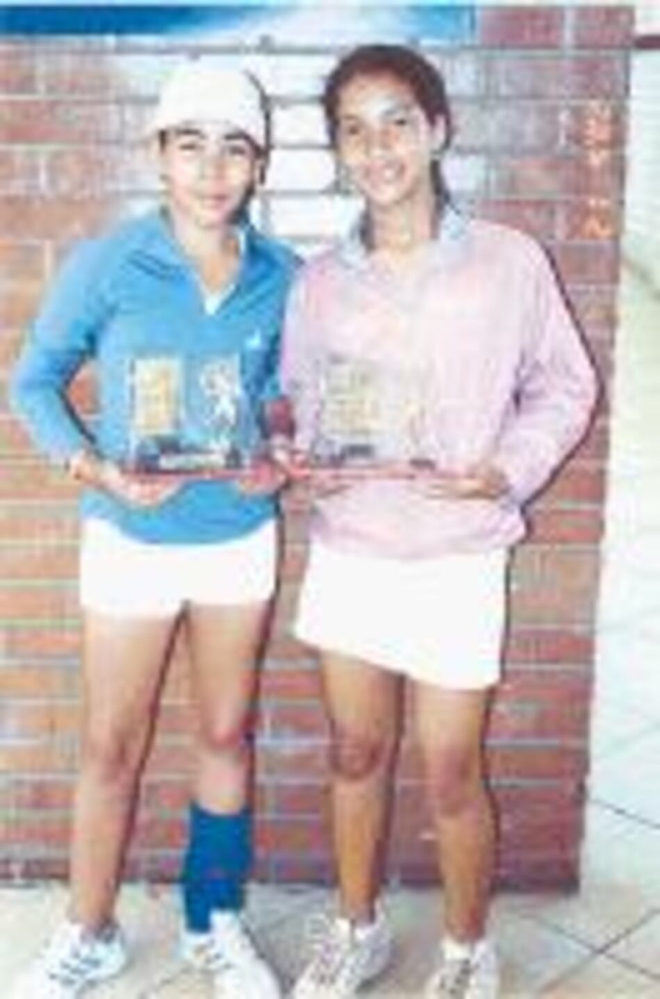 Dos encuentros acaparan interés en torneo de tenis