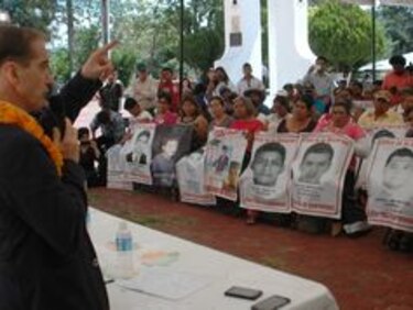 Peña Nieto se reunirá con padres de normalistas desaparecidos