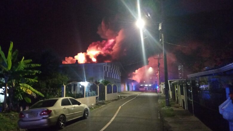 Voraz incendio en calle 14 de Río Abajo; más de 50 bomberos atienden la emergencia